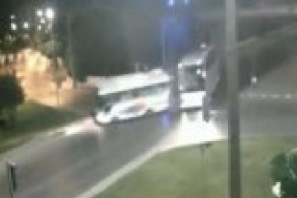Ciocnire violenta, intre doua autocare pline cu turisti! VIDEO Ciocnire violenta, intre doua autocare pline cu turisti! VIDEO