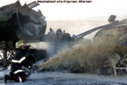 Accident exploziv pe o autostrada din SUA. 30 de tone de motorina au bubuit Accident exploziv pe o autostrada din SUA. 30 de tone de motorina au bubuit