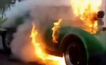 Asta da burnout! I-a luat foc tot Corvette-ul, nu doar rotile!
