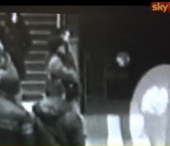 A cazut pe sinele de la metrou in timp ce butona la o consola. Video