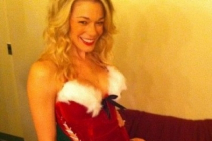 Craciunita sexy LeAnn Rimes, show pentru homosexualii care s-au sinucis Craciunita sexy LeAnn Rimes, show pentru homosexualii care s-au sinucis