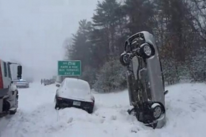 Asa ceva chiar nu ai mai vazut! O masina s-a infipt in pamant dupa un accident Asa ceva chiar nu ai mai vazut! O masina s-a infipt in pamant dupa un accident