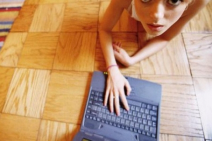Un politist si-a impuscat in cap fiica de 13 ani pentru ca statea prea mult pe Facebook Un politist si-a impuscat in cap fiica de 13 ani pentru ca statea prea mult pe Facebook