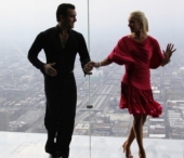Au dansat salsa in cer, la 412 metri deasupra orasului Chicago Au dansat salsa in cer, la 412 metri deasupra orasului Chicago