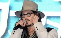 Johnny Depp, muscat de cainele cuplului Angelina Jolie-Brad Pitt Johnny Depp, muscat de cainele cuplului Angelina Jolie-Brad Pitt