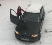 Iata ce se intampla cand o femeie isi deszapezeste singura BMW-ul Iata ce se intampla cand o femeie isi deszapezeste singura BMW-ul