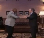 Tyson a parodiat Discursul Regelui! Vezi cum il ajuta pe Bush sa nu se mai balbaie Tyson a parodiat Discursul Regelui! Vezi cum il ajuta pe Bush sa nu se mai balbaie
