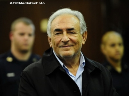 Francezii ii tin partea lui Strauss-Kahn. Majoritatea crede ca e un complot Francezii ii tin partea lui Strauss-Kahn. Majoritatea crede ca e un complot