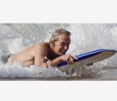 Michael Douglas, vindecat? A facut surfing in Hawaii Michael Douglas, vindecat? A facut surfing in Hawaii