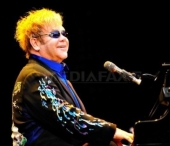 Elton John ii canta fiului sau melodiile lui