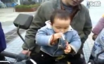 Chinezii nu-s sanatosi la cap! Isi invata copiii sa fumeze de la 2 ani! VIDEO Chinezii nu-s sanatosi la cap! Isi invata copiii sa fumeze de la 2 ani! VIDEO