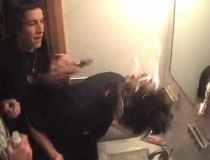 Si-au incendiat prietenul pentru ca n-au gasit alta distractie