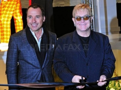 Bebelusul lui Elton John va avea ca nasi de botez un cuplu de lesbiene Bebelusul lui Elton John va avea ca nasi de botez un cuplu de lesbiene