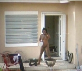 Expunere indecenta in fata casei. Cum a surprins-o Google Street View. FOTO Expunere indecenta in fata casei. Cum a surprins-o Google Street View. FOTO