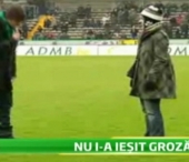 Cea mai mare umilinta pe un stadion: si-a cerut iubita in casatorie! Vezi reactia fetei! Cea mai mare umilinta pe un stadion: si-a cerut iubita in casatorie! Vezi reactia fetei!