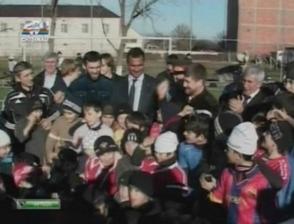 Noul antrenor al echipei Terek, Ruud Gullit, intampinat cu paine si sare la aeroportul din Groznai Noul antrenor al echipei Terek, Ruud Gullit, intampinat cu paine si sare la aeroportul din Groznai