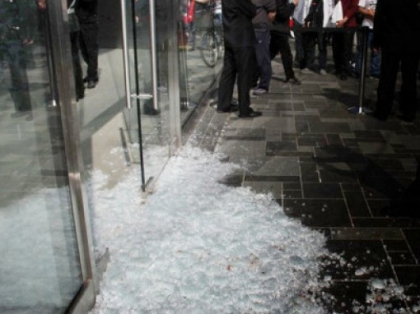 Bataie pe iPad2 la Beijing. Geamuri sparte si 4 raniti in vria dupa tableta