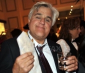 Jay Leno va primi titlul de barbatul anului din partea Universitatii Harvard Jay Leno va primi titlul de barbatul anului din partea Universitatii Harvard