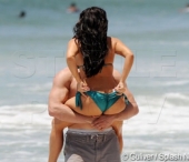Amor in mare. Kim Kardashian, cu posteriorul in bratele baschetbalistului