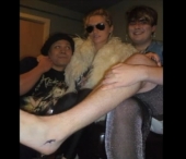 Kesha isi tatueaza un fan! VIDEO