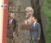 Dupa intalnirea cu Voronin, oficialii europeni si-au facut poze cu Lenin Dupa intalnirea cu Voronin, oficialii europeni si-au facut poze cu Lenin