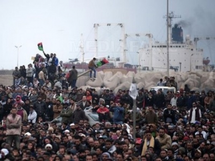 Trei jurnalisti ai BBC au fost "arestati si batuti" in Libia Trei jurnalisti ai BBC au fost "arestati si batuti" in Libia