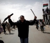 Imagini spectaculoase din Libia. Rebeli anti-Ghaddafi, care se cred "Rambo" Imagini spectaculoase din Libia. Rebeli anti-Ghaddafi, care se cred "Rambo"
