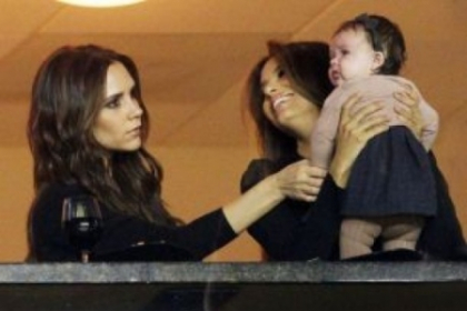 Eva Longoria s-a jucat de-a mama cu fetita Victoriei Beckham. Vezi POZELE Eva Longoria s-a jucat de-a mama cu fetita Victoriei Beckham. Vezi POZELE