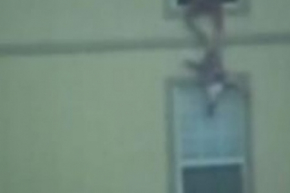 VIDEO. Si-a aruncat copiii pe geam, ca sa nu arda de vii. Decizia cutremuratoare a unei mame VIDEO. Si-a aruncat copiii pe geam, ca sa nu arda de vii. Decizia cutremuratoare a unei mame