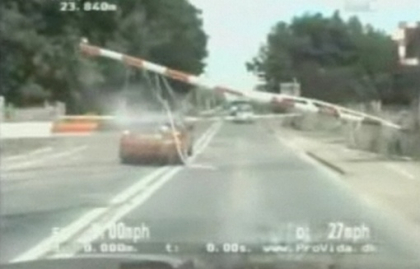 Urmarire nebuna la 150 km/h, la doar cateva secunde sa fie stopata de un tren! SUPERVIDEO Urmarire nebuna la 150 km/h, la doar cateva secunde sa fie stopata de un tren! SUPERVIDEO