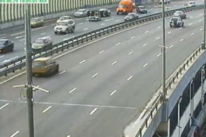Vezi ce poate face un Matiz oprit in mijlocul unei autostrazi! Vezi ce poate face un Matiz oprit in mijlocul unei autostrazi!