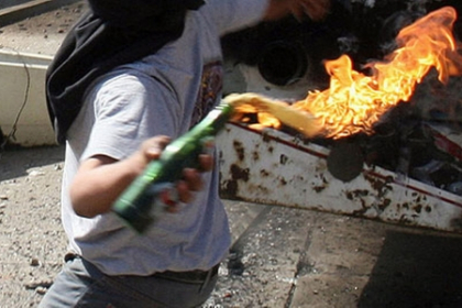 Manifestant in flacari, dupa ce un cocktail Molotov i-a explodat in mana! Manifestant in flacari, dupa ce un cocktail Molotov i-a explodat in mana!