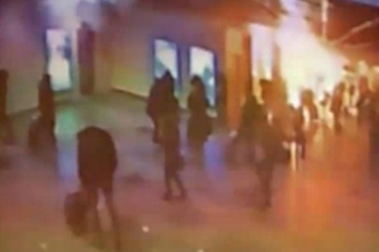 Momentul in care o femeie-kamikaze detoneaza bomba pe aeroportul din Moscova! Momentul in care o femeie-kamikaze detoneaza bomba pe aeroportul din Moscova!