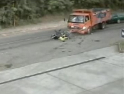 Accident filmat - un motociclist se striveste de un camion! Accident filmat - un motociclist se striveste de un camion!