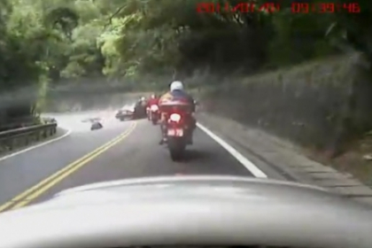 Iata ce inseamna un motociclist care stie sa-si salveze viata! Iata ce inseamna un motociclist care stie sa-si salveze viata!