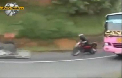 Ghici cate motociclete s-au tamponat in acest accident?