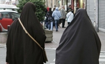 Doua femei musulmane, care si-au ucis fiicele: "S-au maritat cu hindusi, au meritat sa moara" Doua femei musulmane, care si-au ucis fiicele: "S-au maritat cu hindusi, au meritat sa moara"