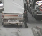 Amuzant, dar putea fi tragic. Vezi ce se intampla cand traversezi cu capul in jos