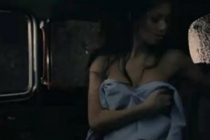 Fara sutien. Nicole Scherzinger se schimba de haine in taxi