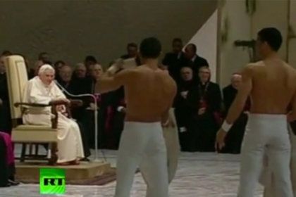 Striptease barbatesc pentru Papa Benedict al XVI-lea