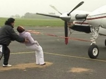 Record mondial! O tanara de 20 de ani a tras cu parul un avion de 6,8 tone