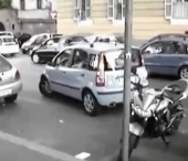 Misiune imposibila: O femeie la volan, un loc ingust de parcare si o motocicleta