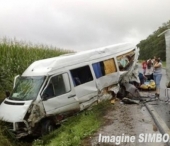 Un mort si 20 de raniti dupa ce un camion s-a ciocnit cu un microbuz de ruta!