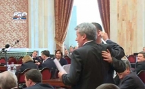 Scandal in Parlament: Belostecinic l-a tras de urechi pe Petrenco Scandal in Parlament: Belostecinic l-a tras de urechi pe Petrenco