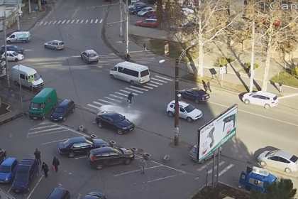 A vrut sa fie lovit? Reactie inexplicabila a unui pieton aflat in fata unei masini! A vrut sa fie lovit? Reactie inexplicabila a unui pieton aflat in fata unei masini!