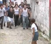 Viol, crima, talharie? Ar putea fi orice, cand 20 de oameni furiosi vin spre tine Viol, crima, talharie? Ar putea fi orice, cand 20 de oameni furiosi vin spre tine