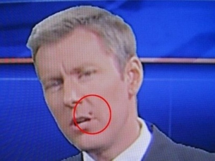 Riscurile meseriei. Un prezentator NBC a inghitit o molie in direct la TV. VIDEO Riscurile meseriei. Un prezentator NBC a inghitit o molie in direct la TV. VIDEO