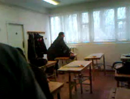 VIDEO REVOLTATOR! Elev agresat si luat la pumni de un profesor in fata colegilor! VIDEO REVOLTATOR! Elev agresat si luat la pumni de un profesor in fata colegilor!
