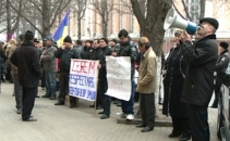 Chirtoaca - Un mincinos si un tradator! Refugiatii transnistrieni au protestat in fata Primariei Chirtoaca - Un mincinos si un tradator! Refugiatii transnistrieni au protestat in fata Primariei
