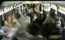 Tanara gravida, snopita in bataie de cinci fete in autobuz